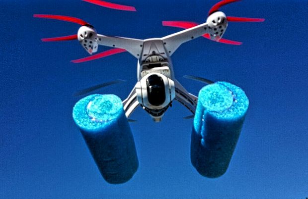 Drone con accesorios para flotar en el agua