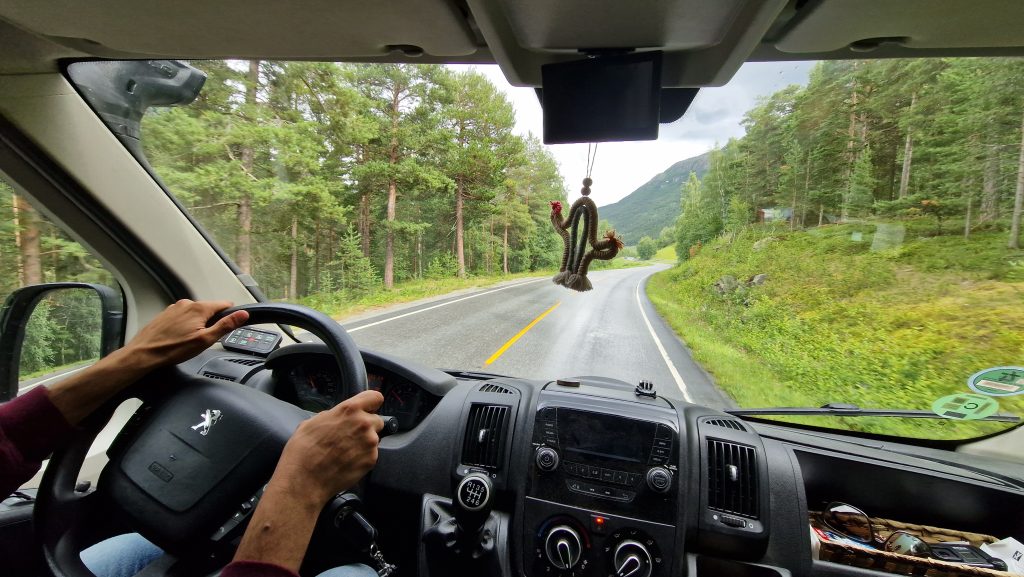 camper conduciendo por Noruega