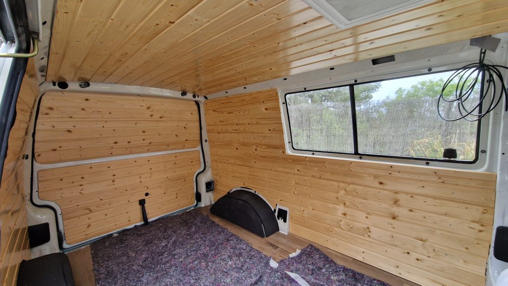 panelado con friso de madera natural
