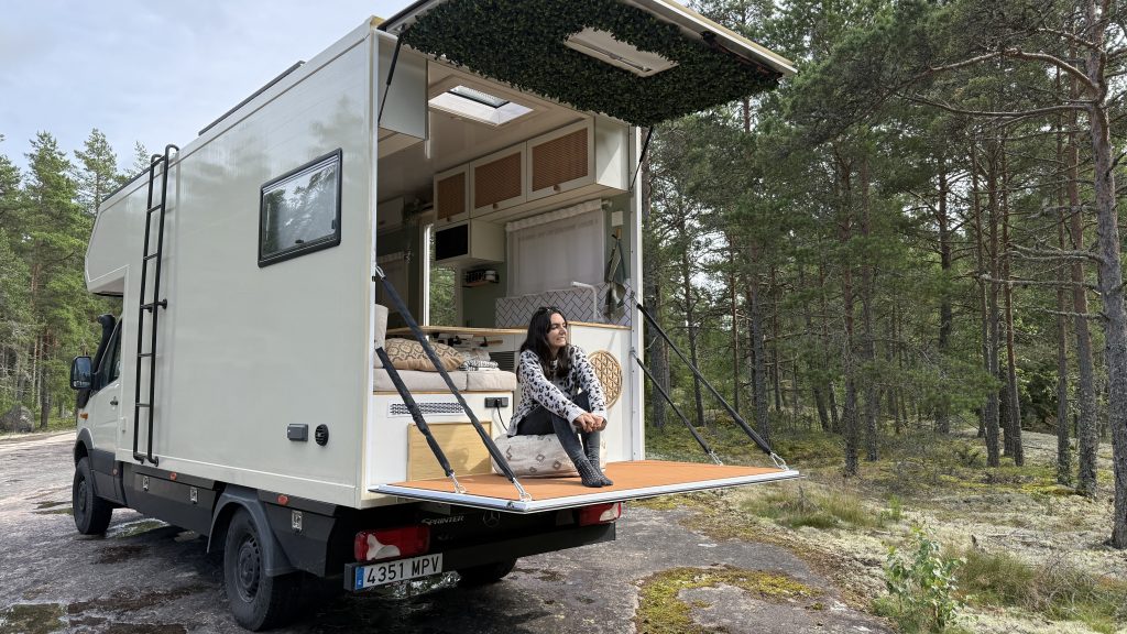 autocaravana con terraza